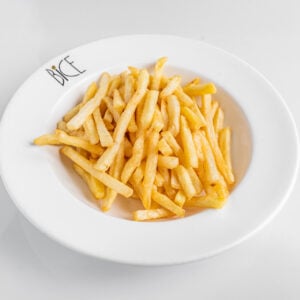 Frites fines et dor&eacute;es, croustillantes dehors et moelleuses dedans, servies avec une mayo &eacute;pic&eacute;e