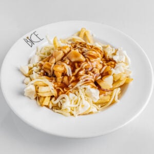 Poutine aux frites croustillantes, fromage en grains et sauce brune