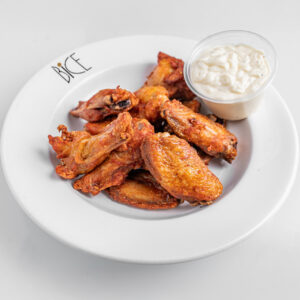 Ailes de poulet BBQ servies avec une sauce douce Signature, sp&eacute;cialit&eacute; d'Italian Bice cuisine.