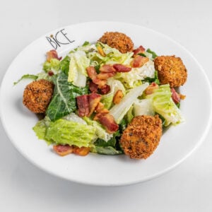 Salade C&eacute;sar croustillante avec pancetta dor&eacute;e, cro&ucirc;tons de brie frits, parmesan et poivre noir