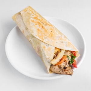 Wrap au poulet grill&eacute; avec provolone, poivrons r&ocirc;tis, oignons rouges, aubergines marin&eacute;es, laitue et tomate