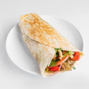 Wrap au veau avec provolone, poivrons r&ocirc;tis, oignons rouges, aubergines marin&eacute;es, laitue et tomate