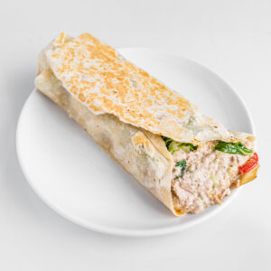 Wrap thon garnie de provolone, sauce maison, poivrons r&ocirc;tis, aubergines, laitue et tomate