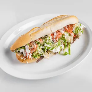 Baguette steak avec mozzarella, provolone, oignons caram&eacute;lis&eacute;s, champignons, aubergines, laitue et tomate