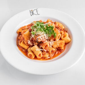 P&acirc;tes pomodoro al rag&ugrave; avec rago&ucirc;t de viande, sauce tomate, parmesan et huile d&rsquo;olive