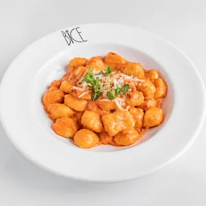 P&acirc;tes &agrave; la ros&eacute;e avec sauce tomate-cr&egrave;me velout&eacute;e de la cuisine italienne