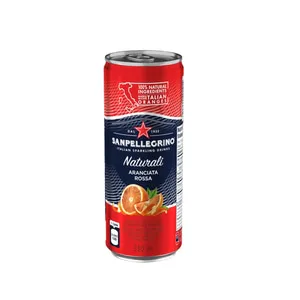 Verre de San Pellegrino Aranciata Rossa, boisson italienne servie fra&icirc;che