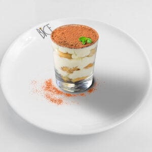 Tiramisu italien classique, dessert cr&eacute;meux saupoudr&eacute; de cacao, sp&eacute;cialit&eacute; de cuisine italienne