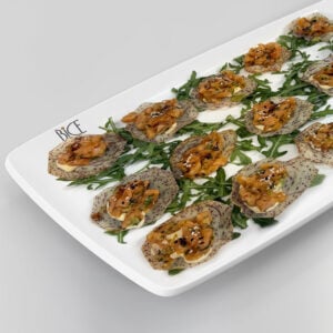 Tartare de saumon frais sur avocat, &eacute;mulsion de tobiko au wasabi et gla&ccedil;age soja-&eacute;rable