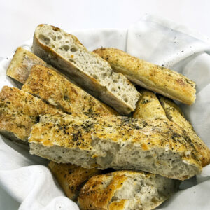 Focaccia rustique dor&eacute;e, napp&eacute;e d&rsquo;huile d&rsquo;olive et parsem&eacute;e de sel de mer