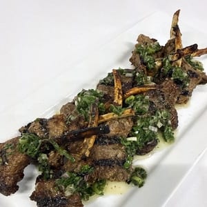 Jarret d&rsquo;agneau brais&eacute;, plat de cuisine italienne servi avec sa garniture