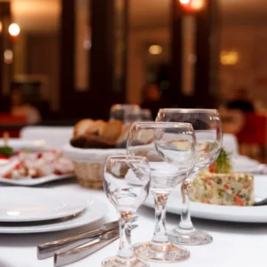 Plateau traiteur italien avec antipasti et plats raffinés pour événement à Laval