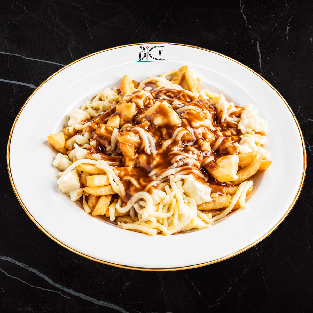 Poutine frites, fromage et sauce brune Poutine avec frites croustillantes, fromage en grains, mozzarella fondante et sauce brune savoureuse