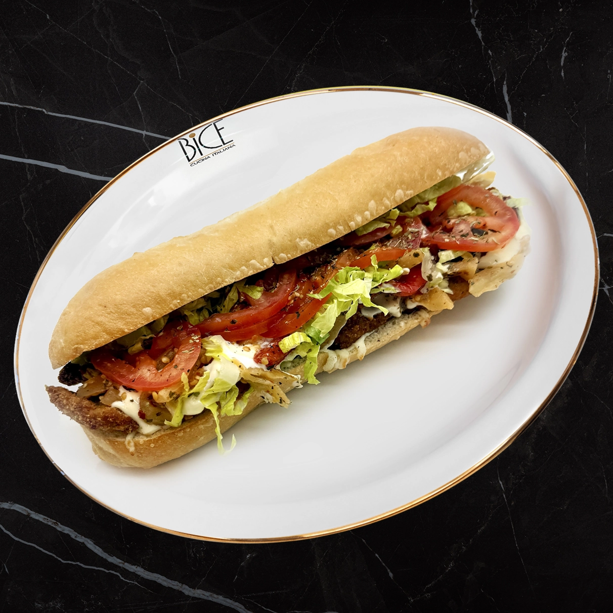 Baguette d’escalope de poulet Baguette d’escalope de poulet croustillante, mozzarella, provolone et légumes rôtis, façon cuisine italienne