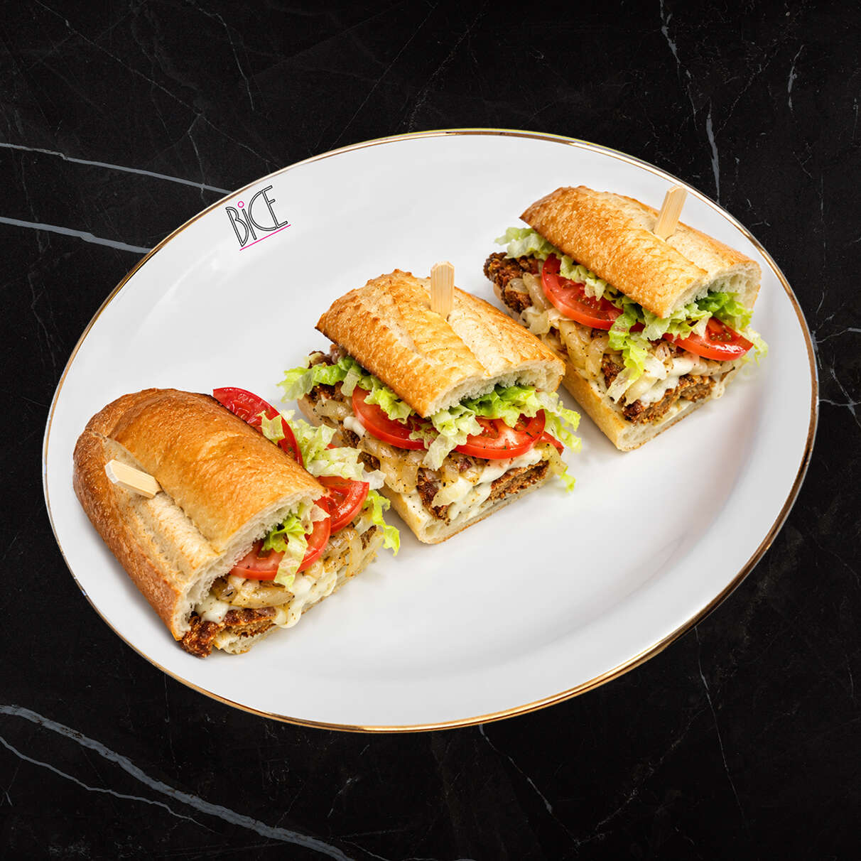 Baguette escalope de poulet Baguette escalope de poulet croustillante avec mozzarella, provolone, légumes rôtis, laitue et tomates