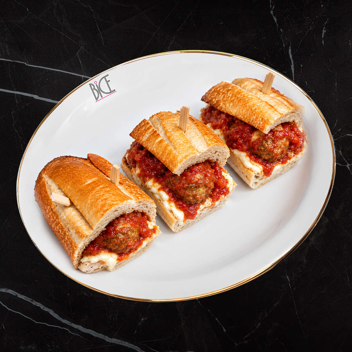 Baguette aux boulettes italiennes Baguette aux boulettes de viande de cuisine italienne, sauce tomate, mozzarella fondue et provolone