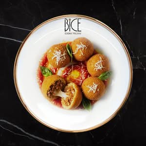 Arancini di Riso al Ragù (12)