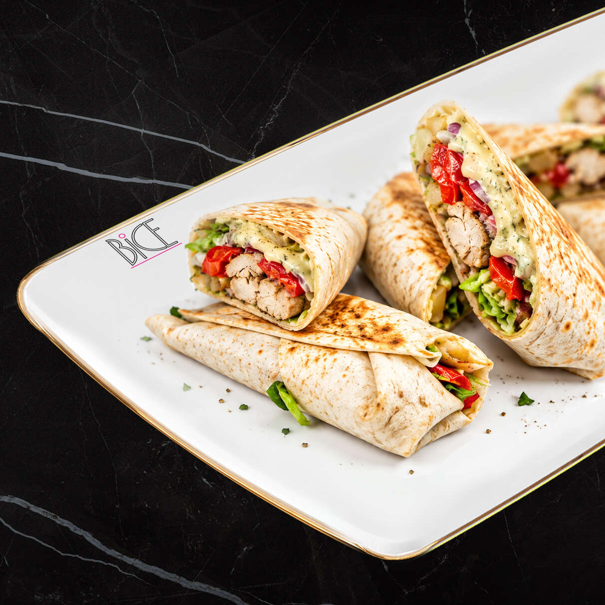 Mini-wrap au poulet Mini-wrap au poulet chaud et pressé avec fromages fondants, légumes grillés et vinaigrette maison