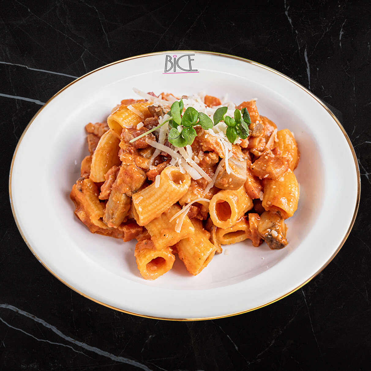 Pasta à la Gigi with rosé sauce Pasta à la Gigi in creamy rosé sauce with mushrooms, crispy pancetta, and Parmesan, inspired by Italian cuisine