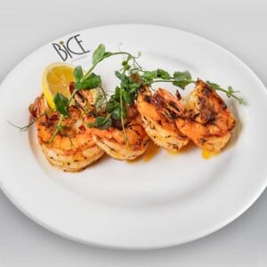 Crevettes grillées à la flamme, sauce piri-piri, fines herbes et citron