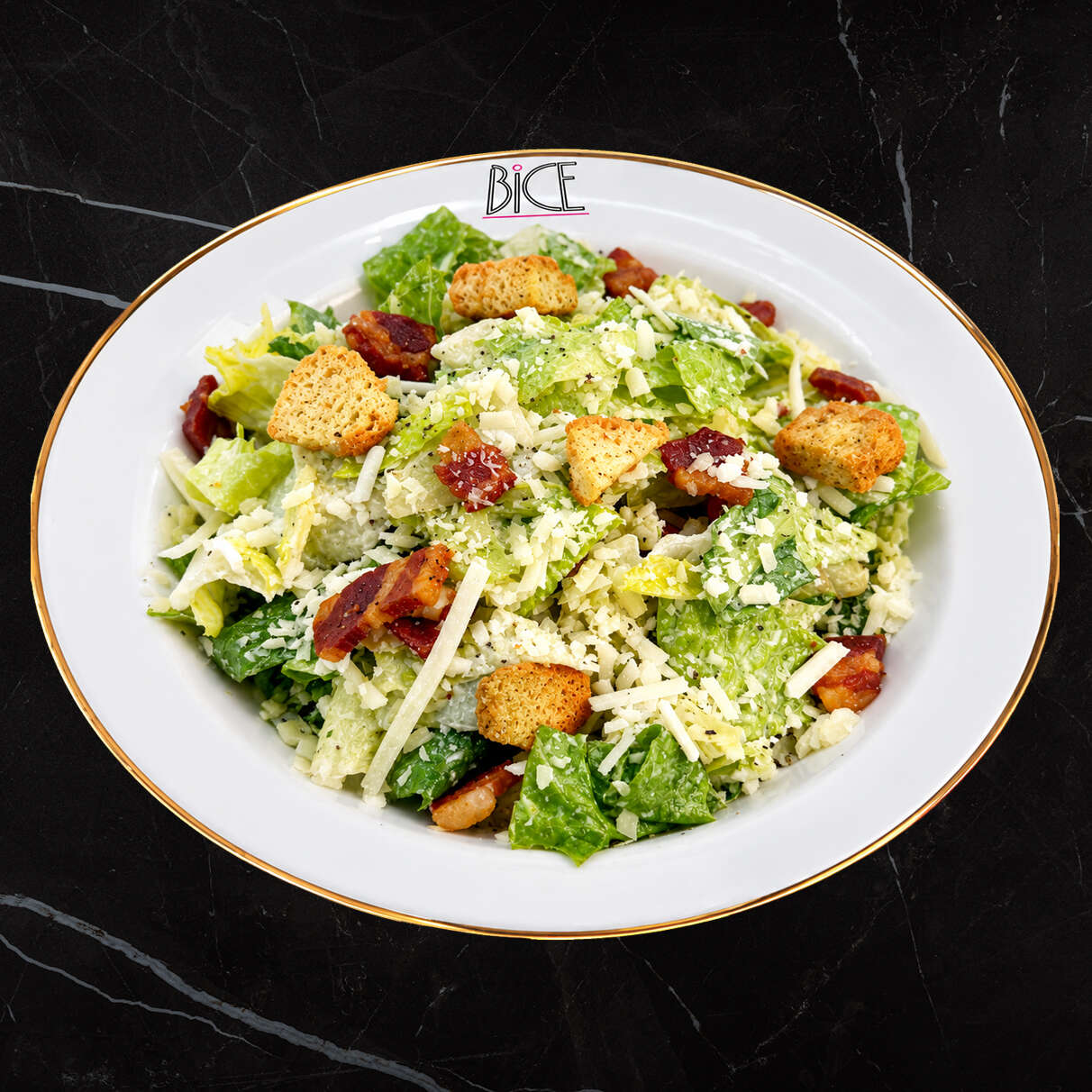 Salade César à la pancetta Salade César avec pancetta dorée, croûtons, parmesan râpé et laitues croquantes