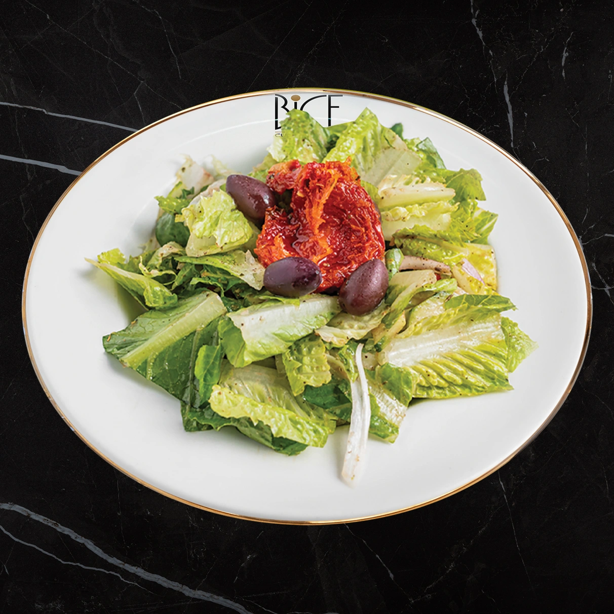 Salade Maison Signature Salade Maison Signature de cuisine italienne avec romaine, tomates cerises, concombres, oignons rouges et vinaigrette